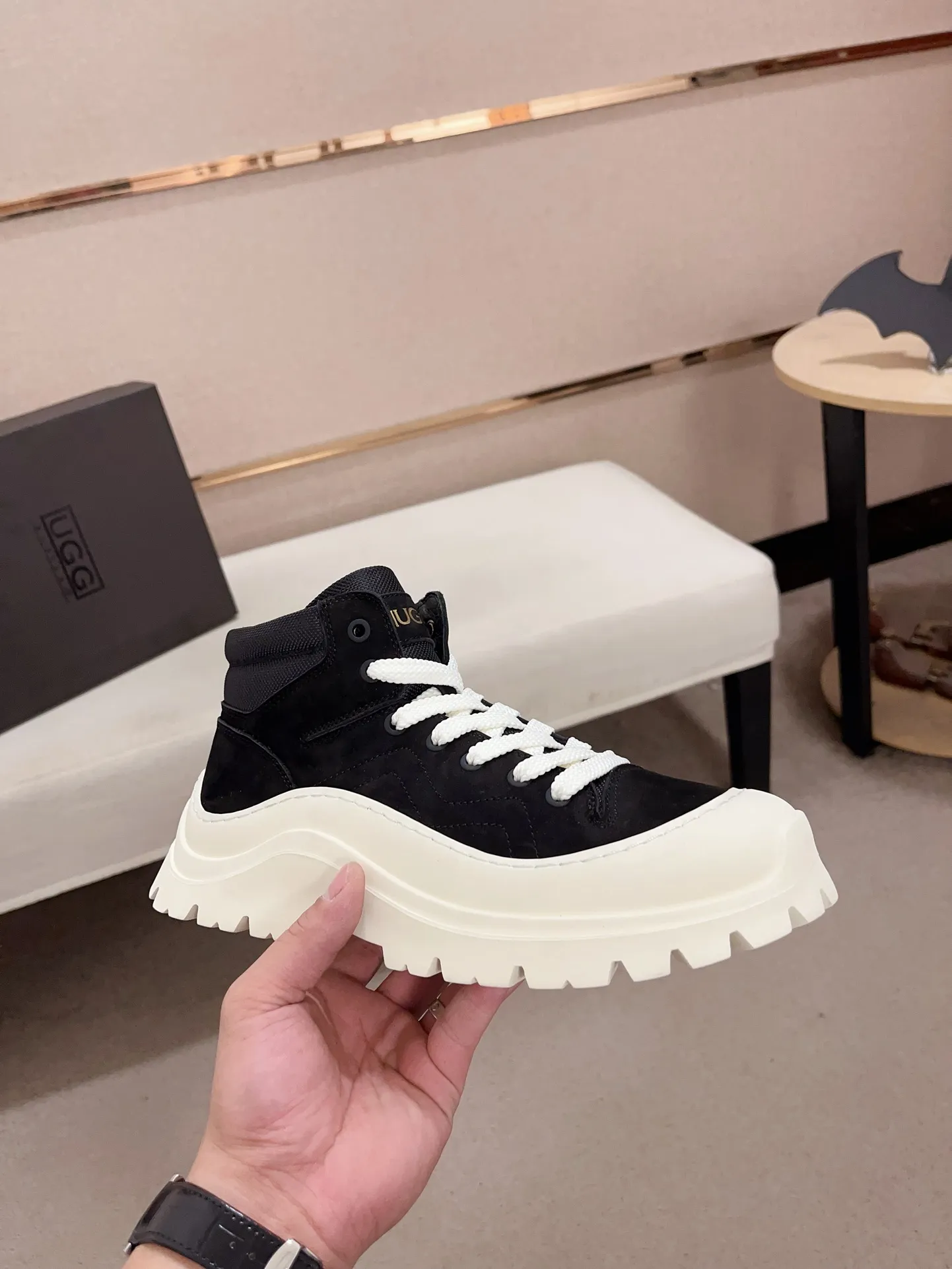 Factory Price: 390 Men's Men's Shoes 💰North American Men's Shoes Ugg ☃️In the special sale of new high-quality men's shoes and snow boots in autumn and winter, the nemesis of extreme cold weather! Made of cowhide leather, merino wool lining, and original outsole, whether driving, outdoor or daily wear, there is always one that suits you! Code number 39-44